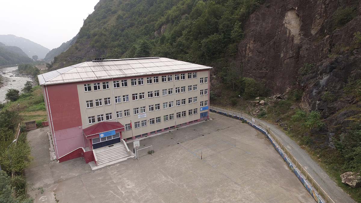 Okulda tehlike oluşturan yamaçlar çelik ağlarla örülüyor 