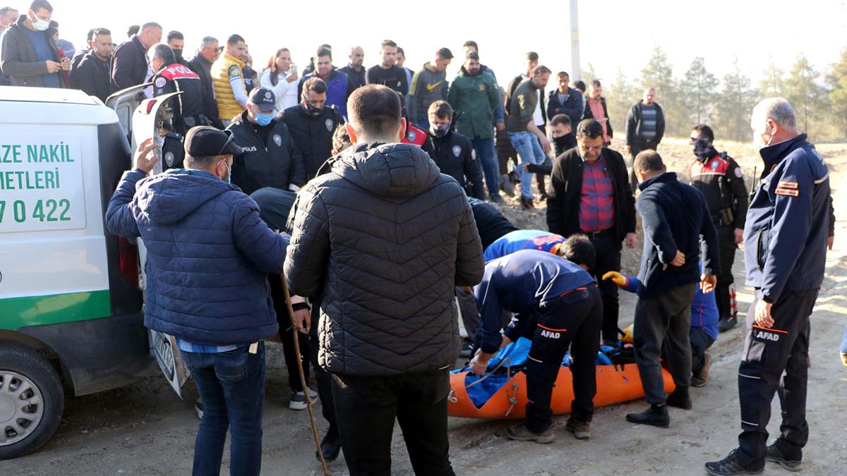 Denizli'nin Pamukkale ilçesinde, 30 Aralık'ta arkadaşlarıyla buluşmak için evden ayrılan ve bir daha haber alınamayan kayıp hemşire Batuhan'ın boğazı kesilmiş olarak cansız bedeni bulundu.