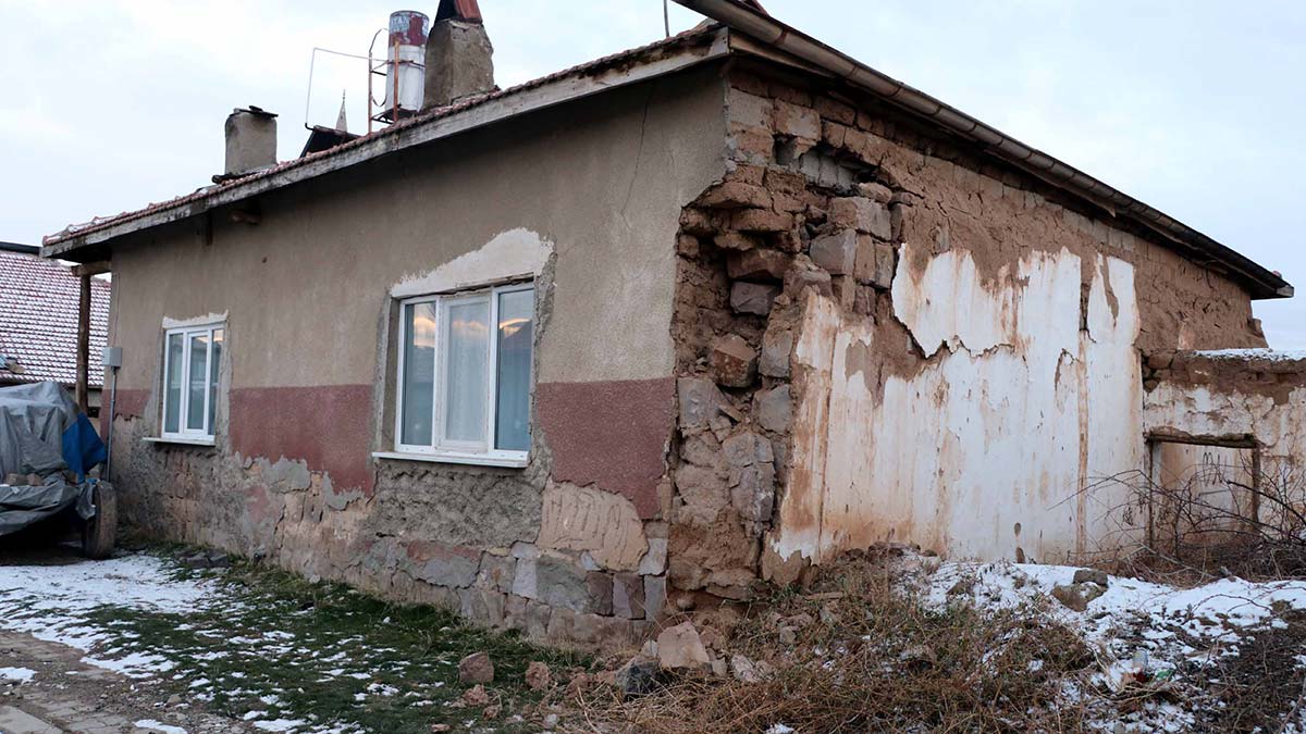 Kayseri'de deprem meydana geldi. Richter ölçeğine göre 4.9 büyüklüğündeki deprem çevre il ve ilçelerden de hissedildi depremde ilk belirlemelere göre herhangi bir olumsuzluk yaşanmadı.