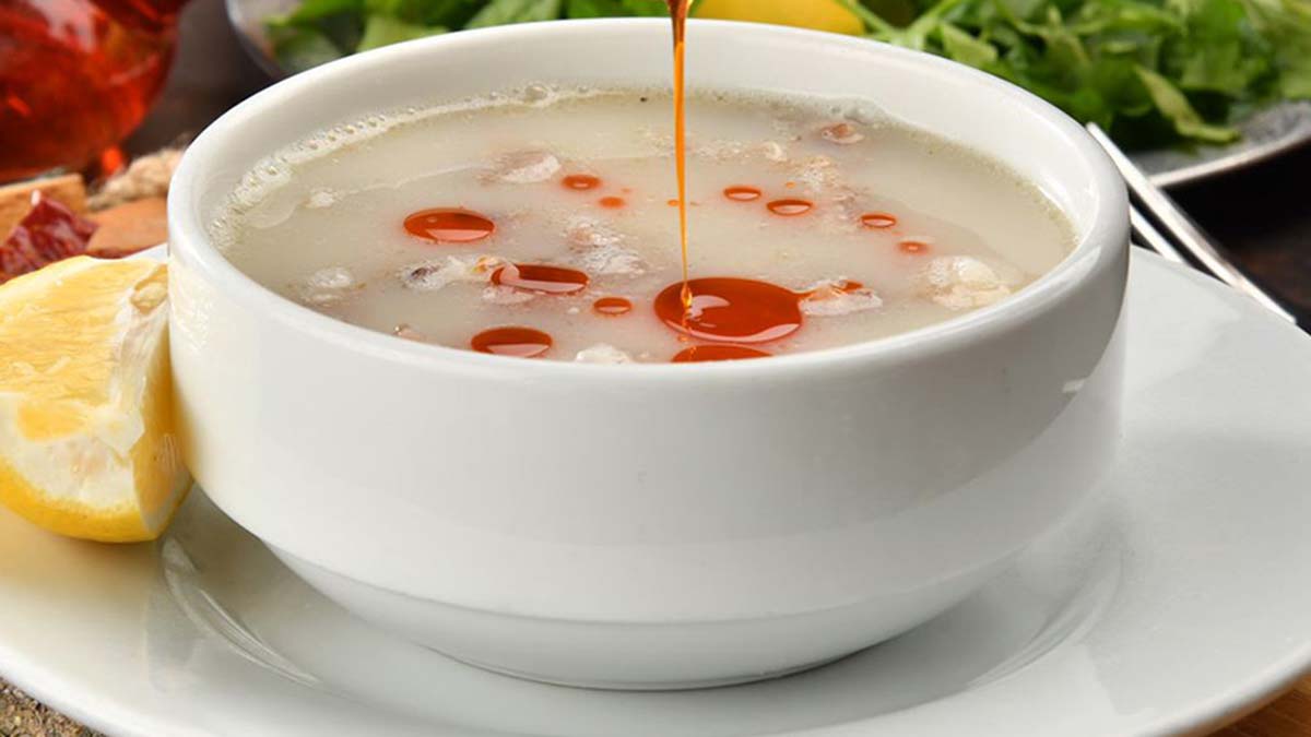 Areda Survey, katılımcılara “En sevdiğiniz çorba çeşidi hangisidir?” sorusunu yöneltti. Anket sonucuna göre yüzde 23,7 ile kelle paça çorbası ilk sırada yer aldı.