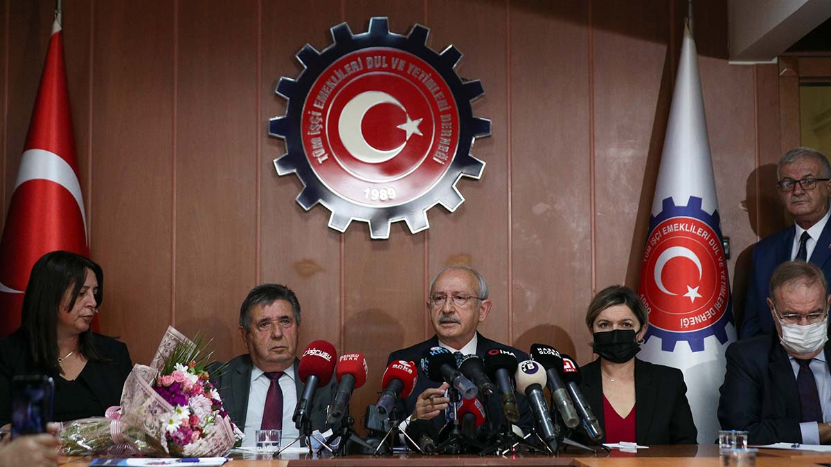 Emeklilerin bir araya gelmesi lazım