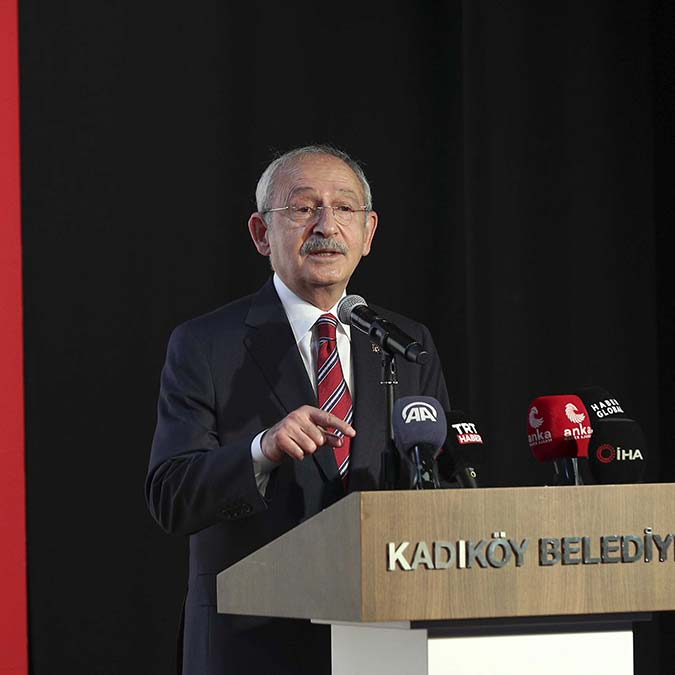 Sanatçıları baş tacı etmek bizim görevimizdir