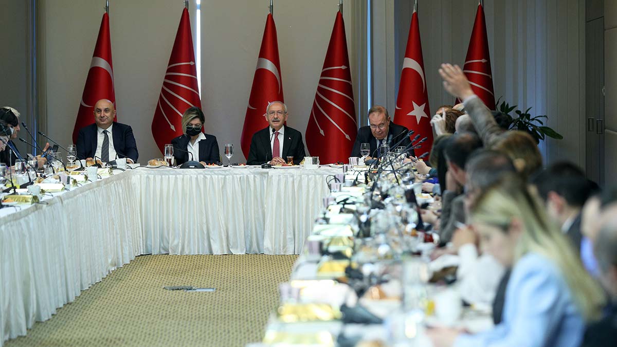 CHP Genel Başkanı Kemal Kılıçdaroğlu, "Beyefendi anladığım kadarıyla bizim sokağa çıkmamızı istiyor, çıkmayacağız. Zorlayacak, baskı kuracak çıkmayacağız. Ama gereğini sandıkta yapacağız" dedi.