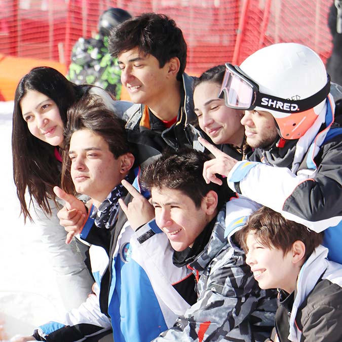 Deri ve Zührevi Hastalıklar Ana Bilim Dalı Başkanı Doç. Dr. Mehmet Melikoğlu'ndan kış tatiline gidenlere uyarı: "Deniz tatilindeymişiz gibi güneş koruyucu kullanmalıyız" dedi.