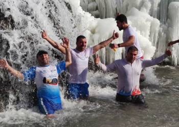 Buz gibi suda yüzdüler