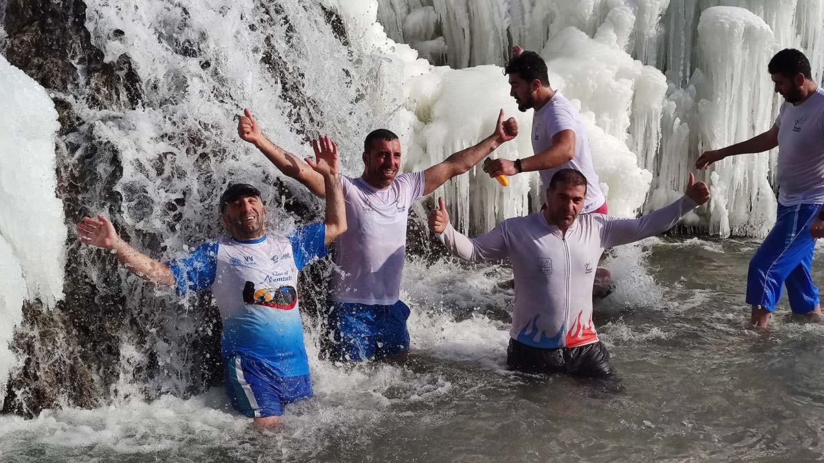 Buz gibi suda yüzdüler