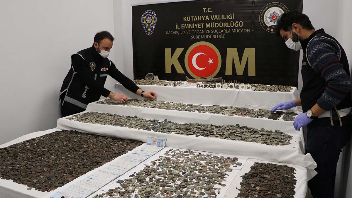 Klozet ve arı kovanlarına saklanmış tarihi eser ele geçirildi