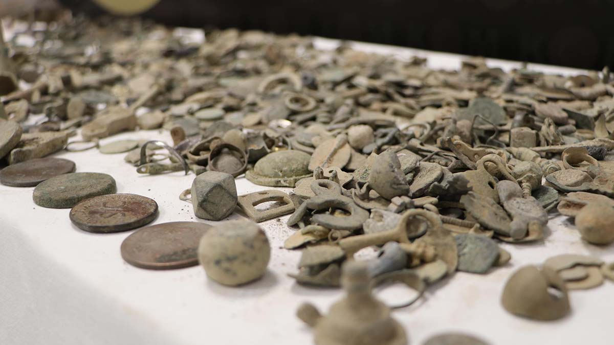 Klozet ve arı kovanlarına saklanmış tarihi eser ele geçirildi