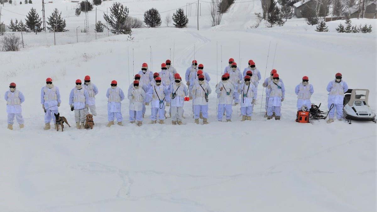 Komandolar çığda arama kurtarma eğitimi yaptı