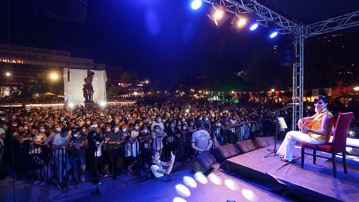 Yenimahalle Belediyesi Kültür Sosyal İşleri Müdürlüğü, 2021 yılında düzenlediği birbirinden farklı etkinlikle on binlerce Yenimahalleli vatandaşa kültür ve sanat dolu bir yıl yaşattı.