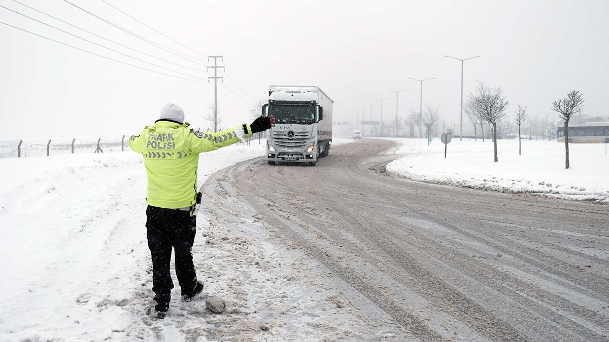 Konya'da kar yağışı ve buzlanma