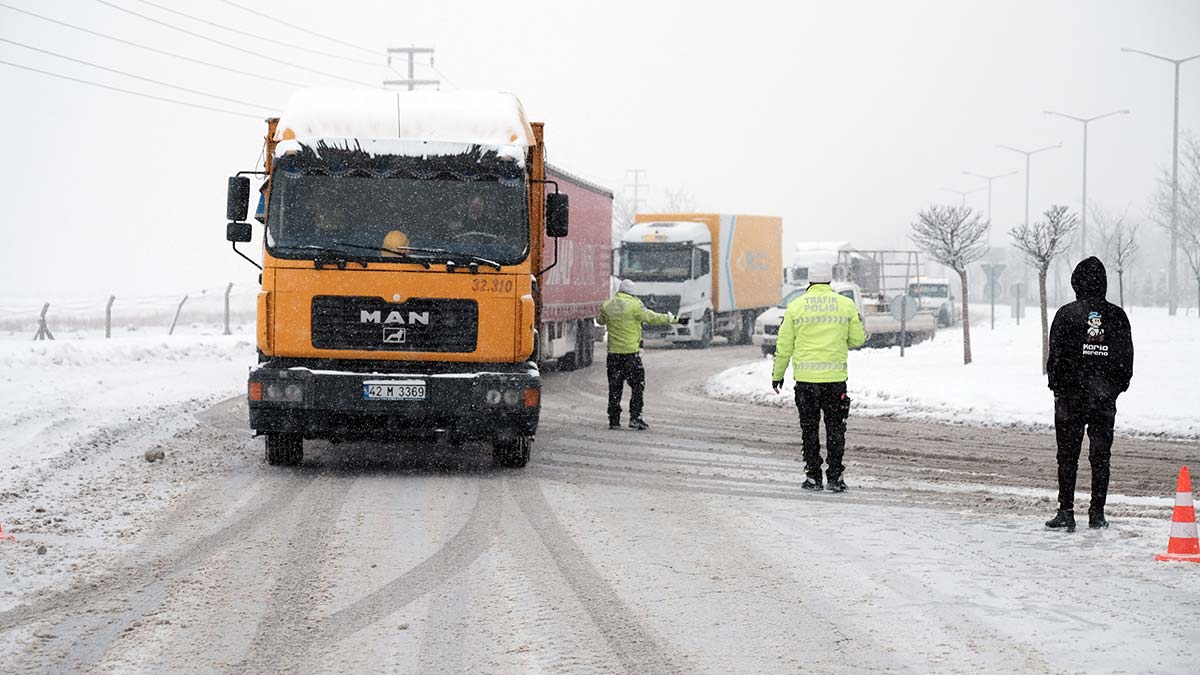 Konya'da kar yağışı ve buzlanma nedeniyle kara yolunda ulaşım güçlükle sağlanıyor. Hava yolu ulaşımında ise i̇stanbul seferini yapan uçaklar iptal edildi.