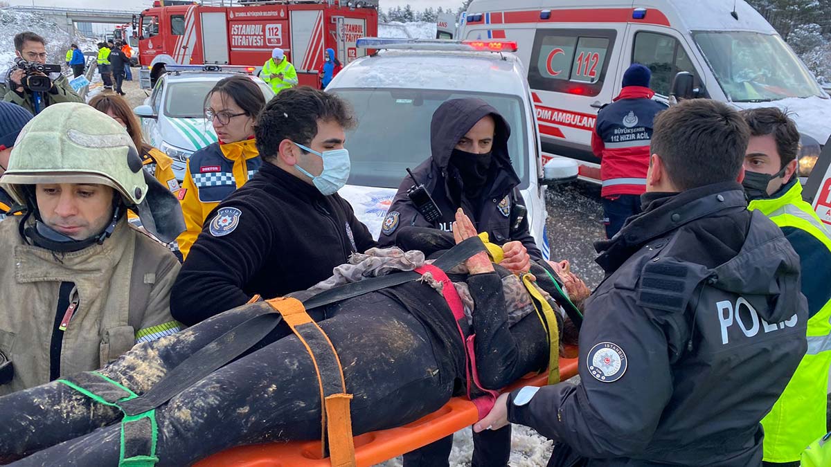 Beykoz Kuzey Marmara Otoyolu'nda yolcu otobüsü şarampole yuvarlandı, ilk belirlemelere göre 3 kişi öldü 9'u ağır 17 yolcu yaralandı.