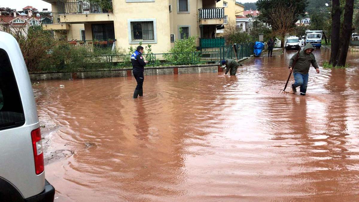 Marmaris'te sağanak ve dolu