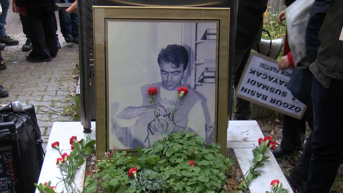 Metin Göktepe mezarı başında anıldı