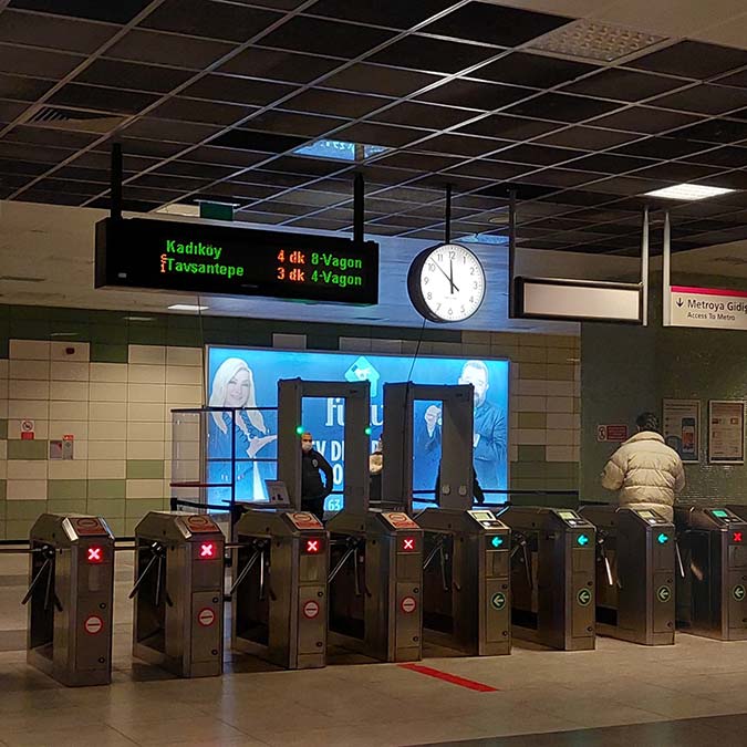 Genel Müdür Yardımcısı Taşkın Öktem, metrolarda kesintisiz iletişimin hızla yaygınlaştığını belirterek, yaptıkları faaliyetlere yönelik bilgiler verdi.