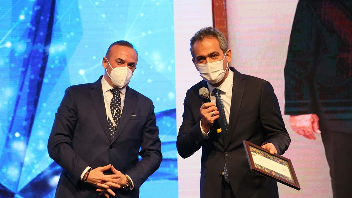 Bakan Özer: Yüz yüze eğitime devam edeceğiz