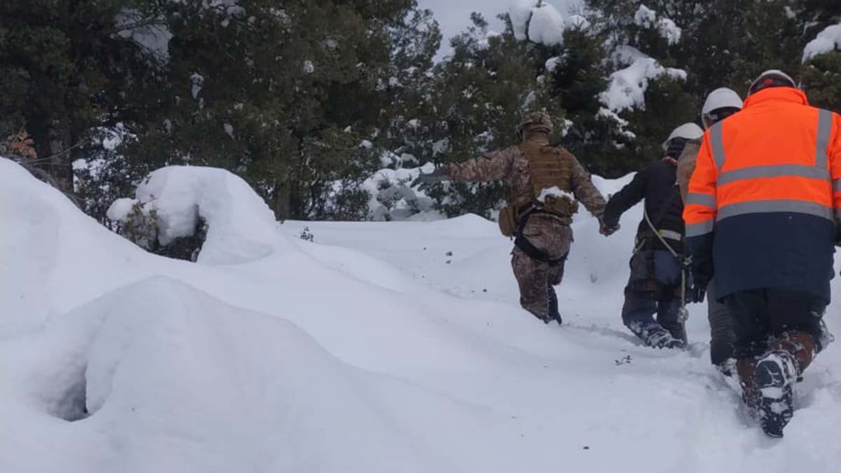 Kar nedeniyle mahsur kalan 3 kişi tahliye edildi