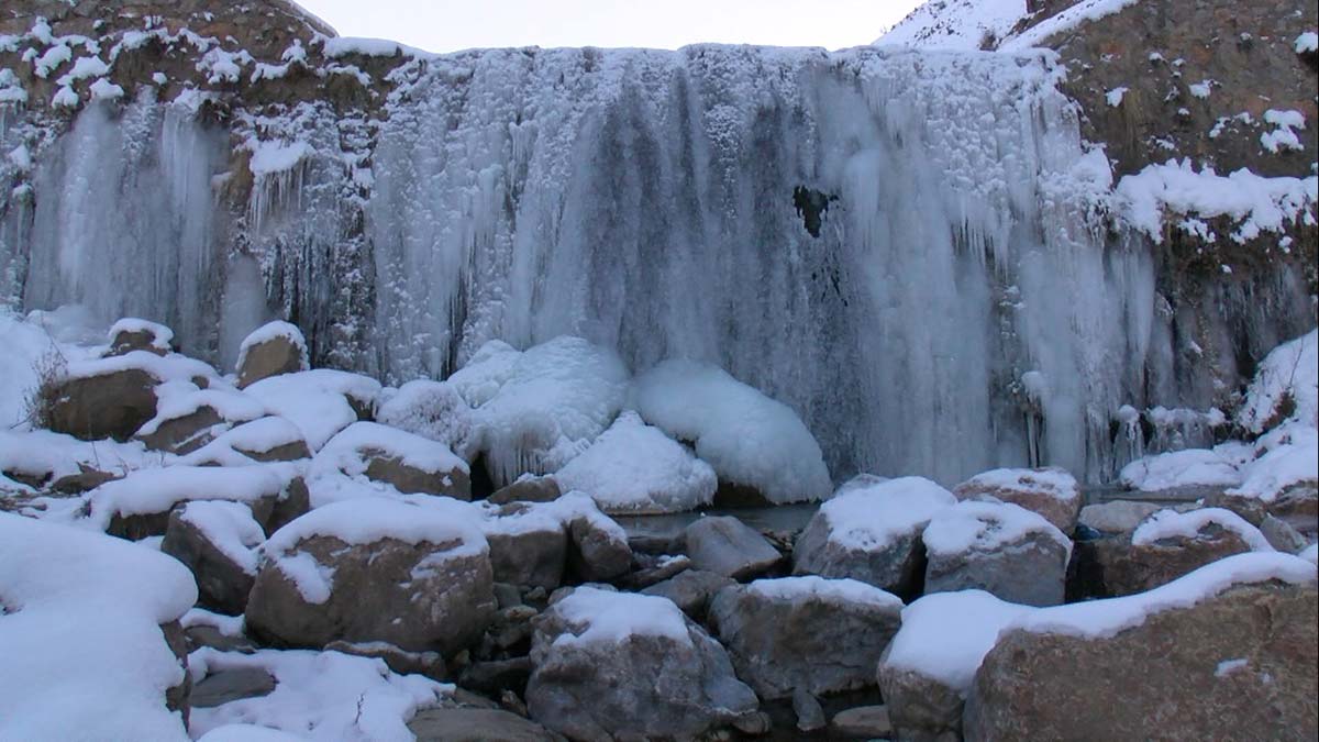 Muş'ta dere ve şelale dondu