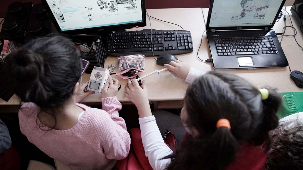 Feryal Özel uzay bilimiyle ilgilenen kızlarla görüştü