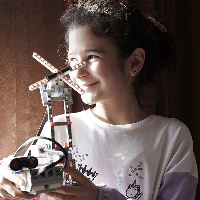 Feryal Özel uzay bilimiyle ilgilenen kızlarla görüştü