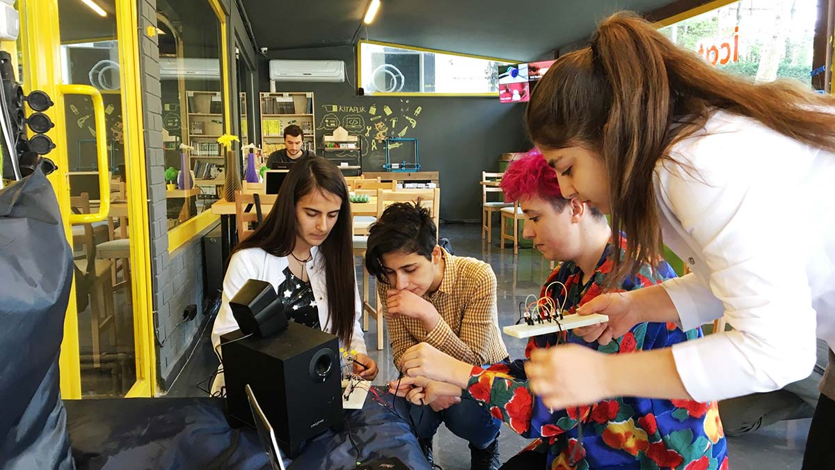 Feryal Özel uzay bilimiyle ilgilenen kızlarla görüştü