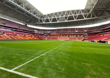 Nef Stadyumu'nda kar temizliği yapıldı