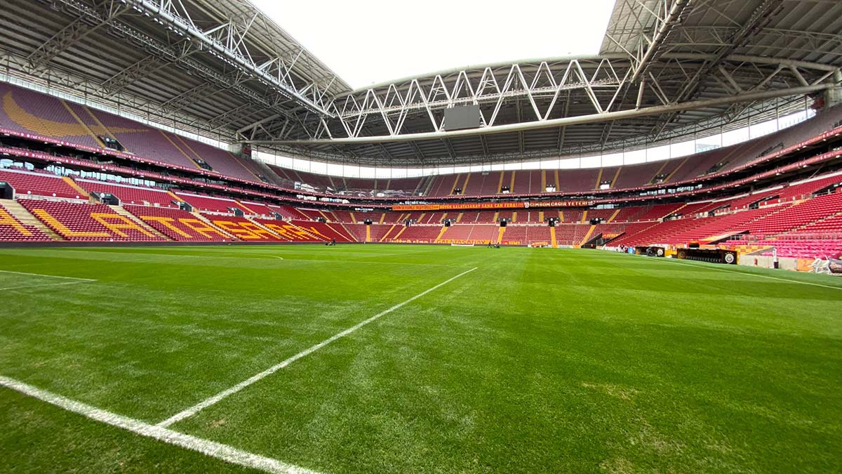 Nef Stadyumu'nda kar temizliği yapıldı