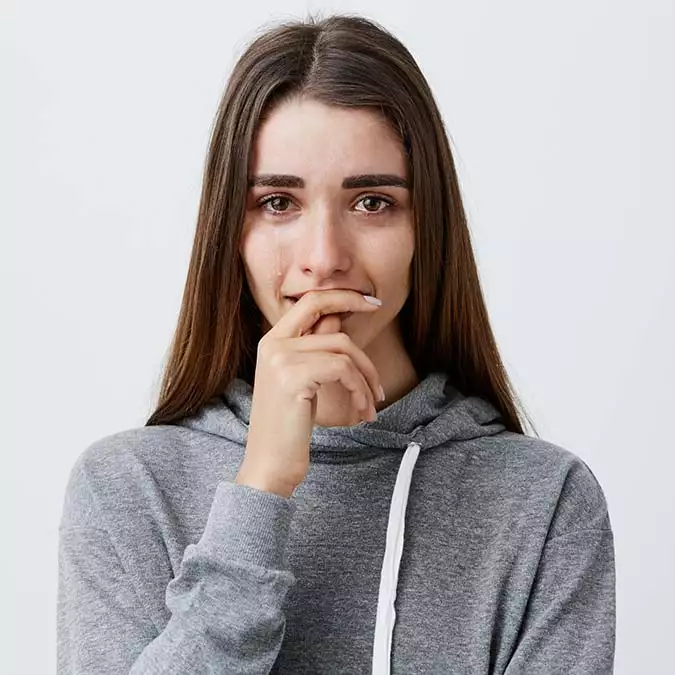 Negative emotions portrait young charming pretty caucasian girl with brown long hair fashionable casual hoodie crying clothing mouth with hand feeling depressed crushed - yazarlar - haberton