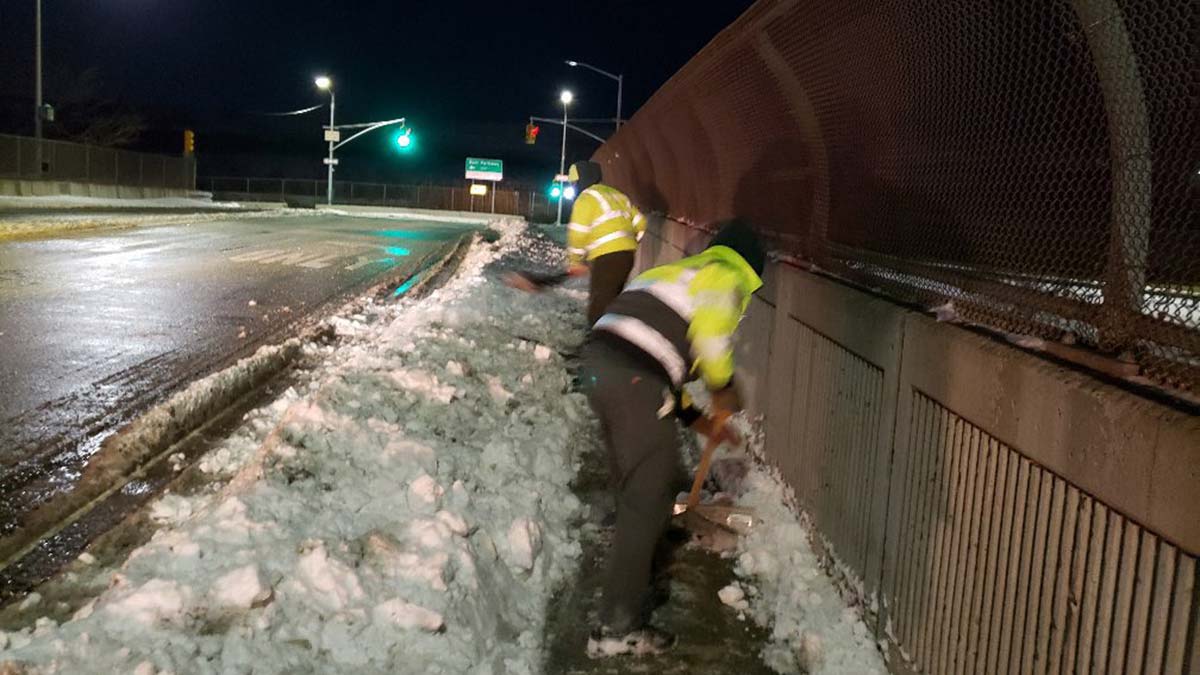 ABD’nin kuzey doğu eyaletlerinde şiddetli kar yağışı hayatı etkilemeye devam ederken, New York’da kar kalınlığı yer yer 60 santimetreye ulaştı.