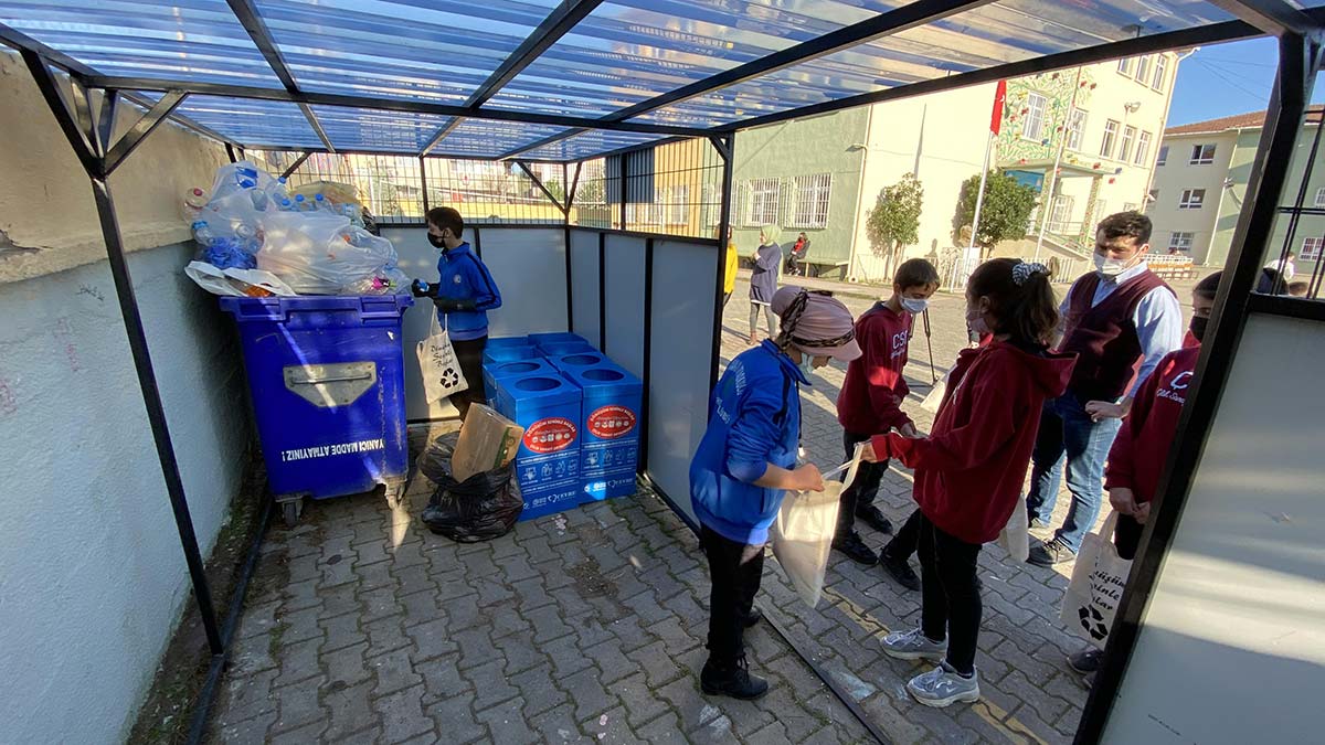 Kocaeli Körfez Çelik Sanayi Ortaokulu’nda başlatılan geri dönüşüm kampanyasında öğrencilerin kartlarına, okula getirdikleri geri dönüşüm malzemesi miktarı karşılığında para yükleniyor.