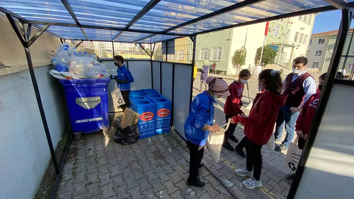 Kocaeli körfez çelik sanayi ortaokulu’nda başlatılan geri dönüşüm kampanyasında öğrencilerin kartlarına, okula getirdikleri geri dönüşüm malzemesi miktarı karşılığında para yükleniyor.