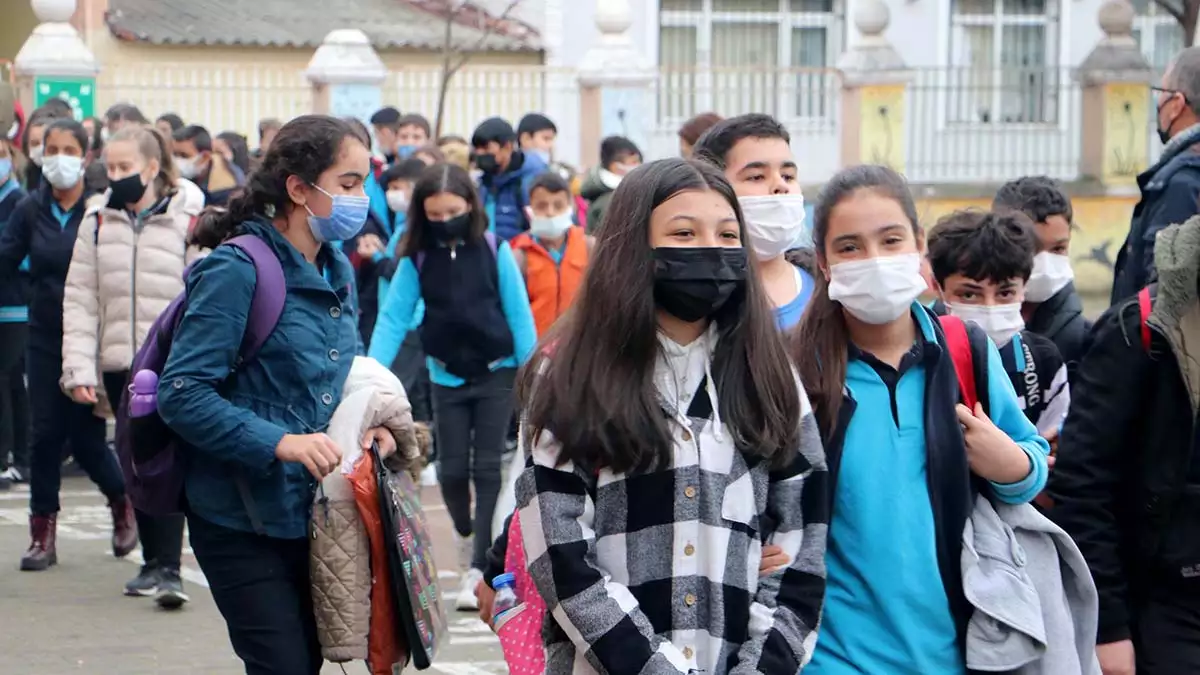 Doç. Dr. Varol, çocukların taktığı figürlü maskeleri kendi aralarında değiştirmelerinin büyük sorun olduğunu kaydetti.