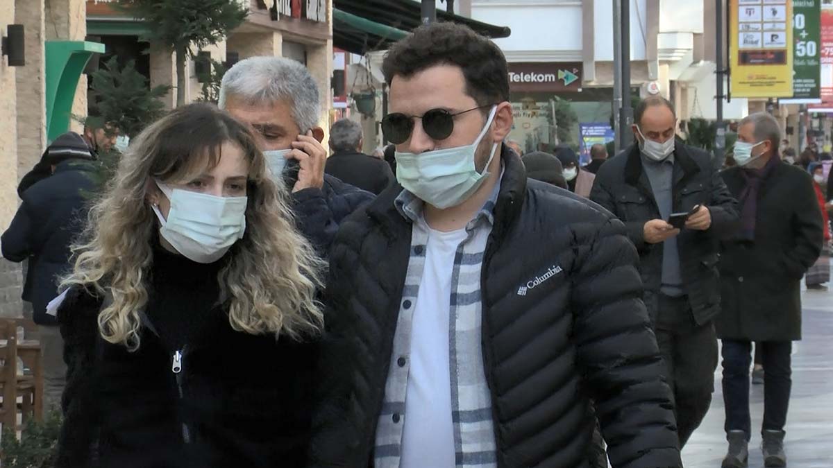 Pozitif vakaların yarısı Omicron varyantı