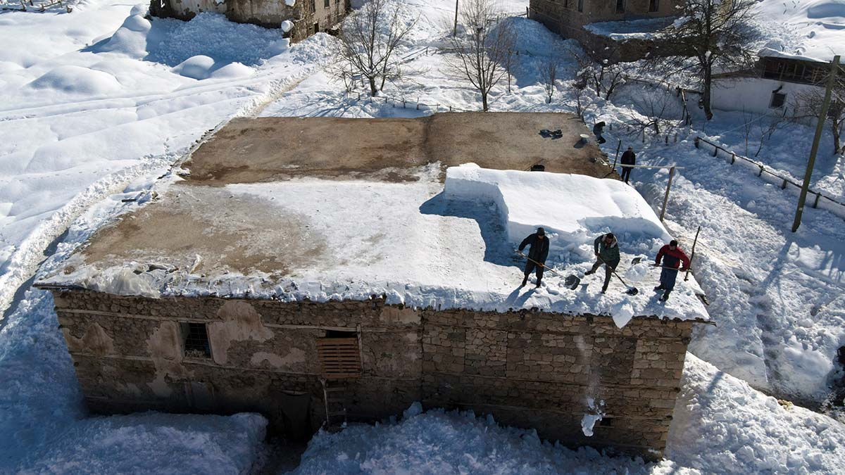 Ovacık'ta evler kara gömüldü