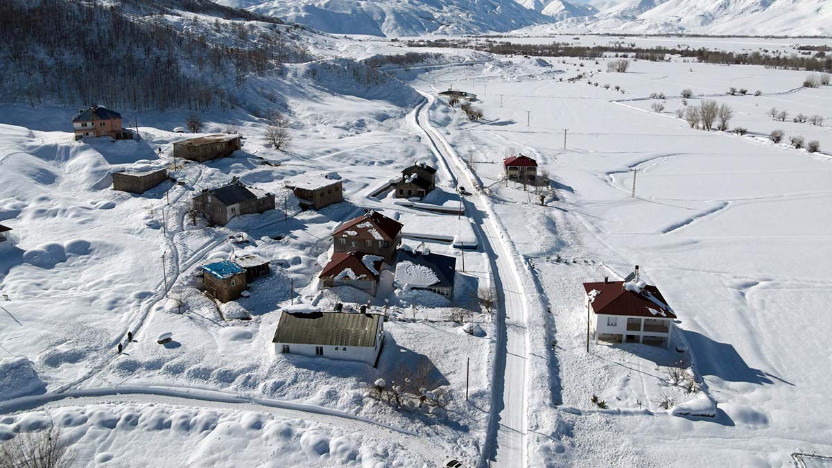 Ovacık'ta evler kara gömüldü