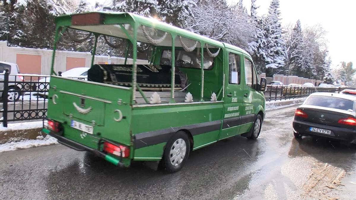 Oyuncu Bülent Şakrak'ın annesi Meral Şakrak son yolculuğuna uğurlandı.
