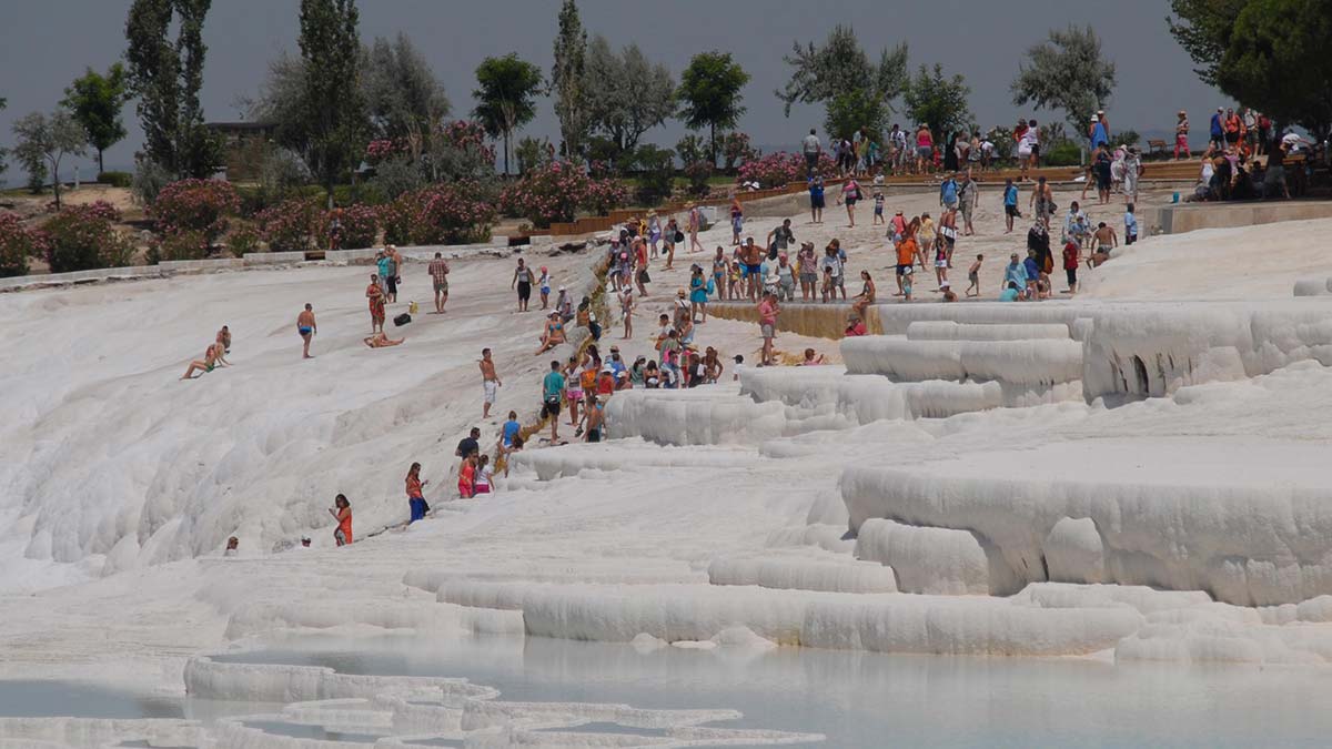 Denizli'de, beyaz travertenleriyle ünlü Pamukkale Hierapolis Antik kenti 1 milyon 205 bin ziyaretçiyle 2021 yılında ücretli ziyaret edilen ören yerleri arasında, ilk kez 1'inci sırada yer aldı.