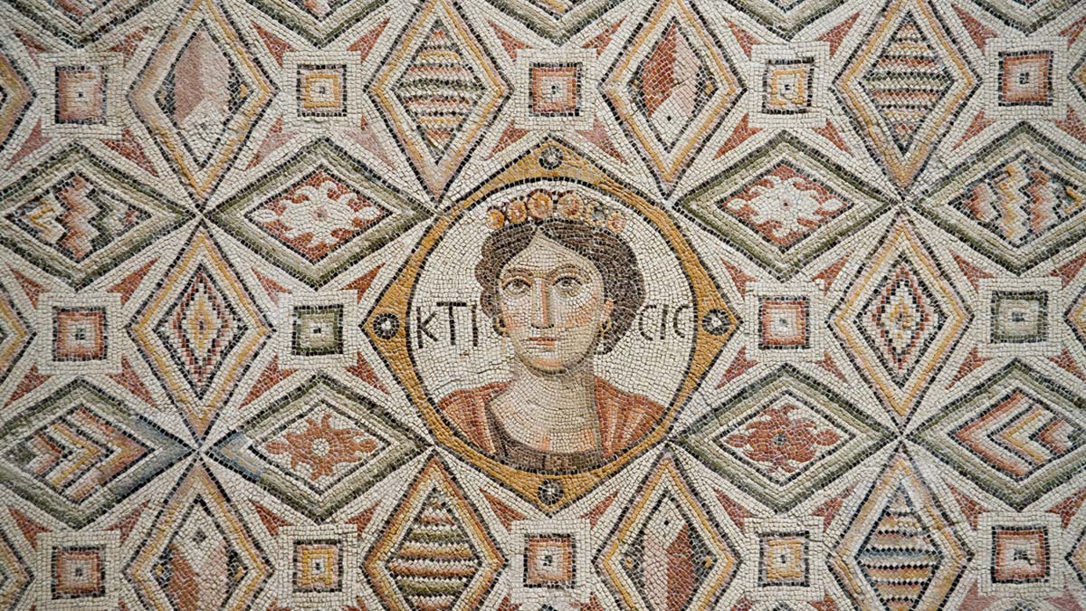 Hatay Mustafa Kemal Üniversitesi (MKÜ) Fen Edebiyat Fakültesi Arkeoloji Bölümü Öğretim Üyesi ve Antakya Hipodrom ve Çevresi Kazıları Başkanı Prof. Dr. Hatice Pamir, "Hatay'dan çıkartılan 200 mozaik eser yurt dışında sergileniyor" dedi.