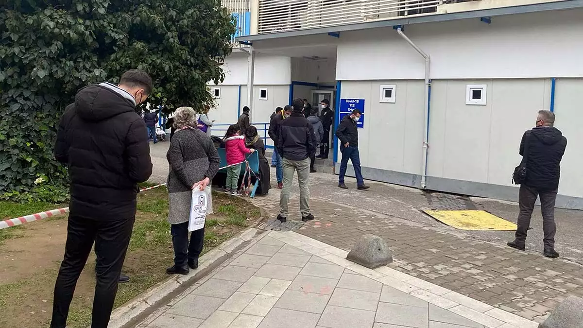 Ege üniversitesi tıp fakültesi hastanesi enfeksiyon hastalıkları anabilim dalı öğretim üyesi prof. Dr. Oğuz reşat sipahi, "i̇zmir'de vaka sayısının yüzde 25 üzerine çıkıldı" dedi.