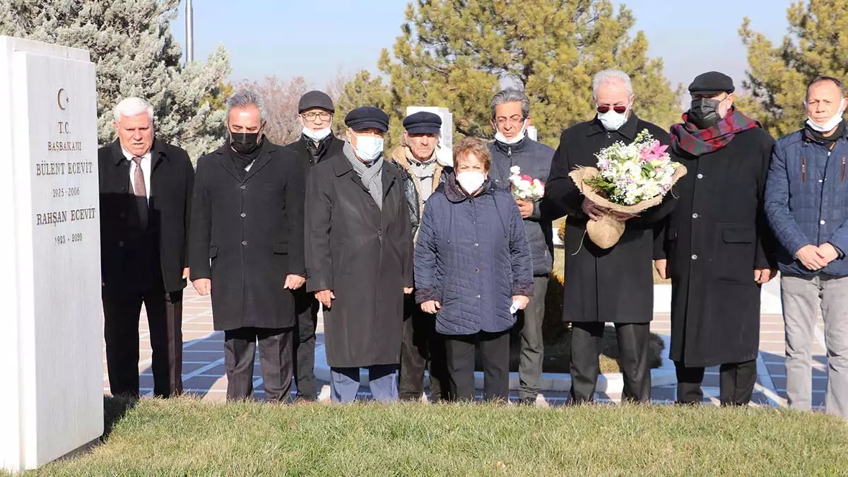 Rahşan ecevit mezarı başında anıldı