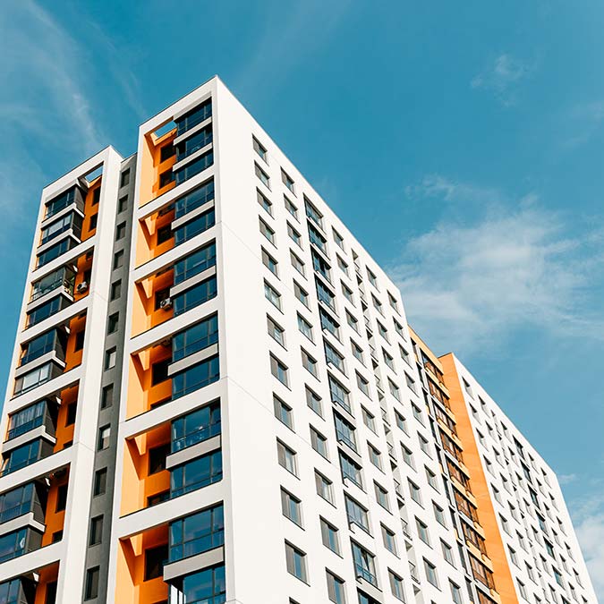 Konut üretimi durdu. Kiralar aldı başını gidiyor. 1+1 ve 2+1 dairelerin kiraları bile 5-6 bin liradan başlıyor. Konut üretiminde ibre aşağıya döndüğünden, ruhsat alımları azaldığından sektör temsilcileri bekle gör moduna geçtiğinden fiyatlar artacaktır. 