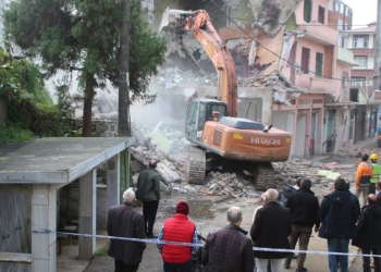Dere yataklarındaki yapılar yıkılıyor