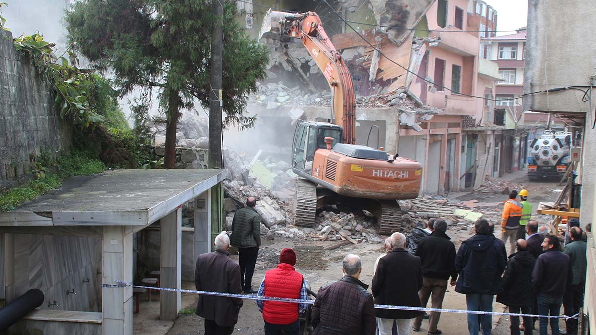 Dere yataklarındaki yapılar yıkılıyor