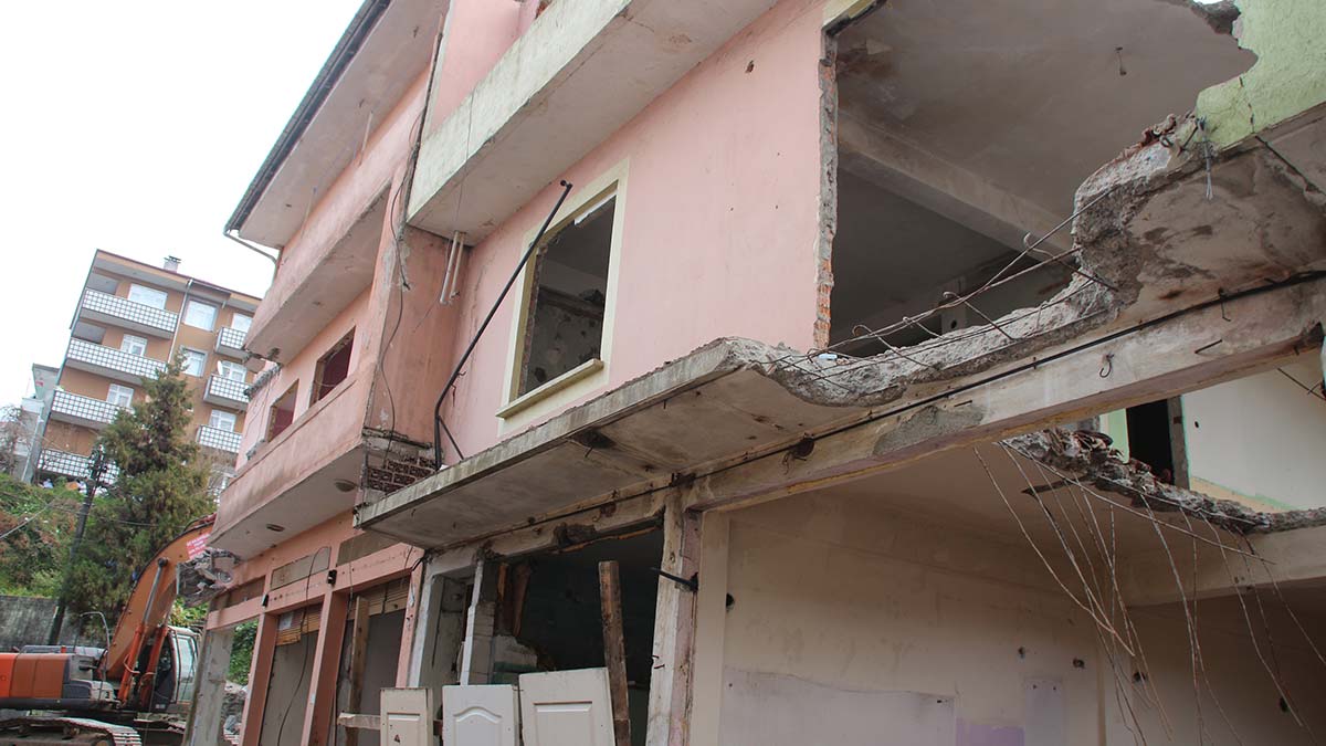 Dere yataklarındaki yapılar yıkılıyor