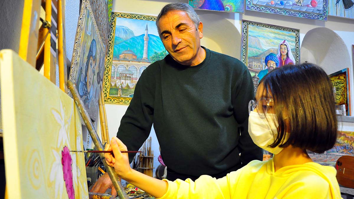 Robot resim çizen polis memuru Hidayet Gültekin (62), emekli olunca öğrencilere resim dersi vermeye başladı.