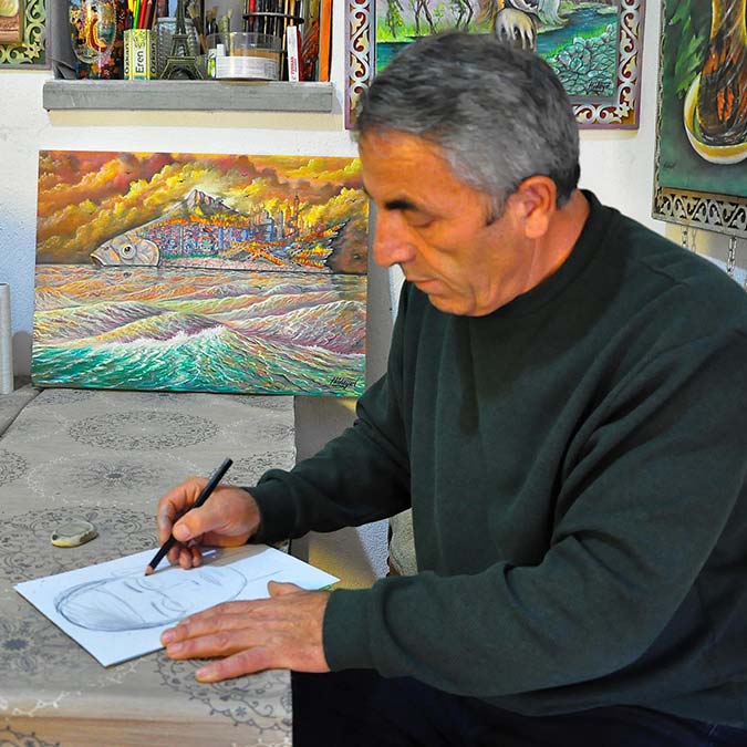 Emekli polis öğrencilere resim dersi vermeye başladı