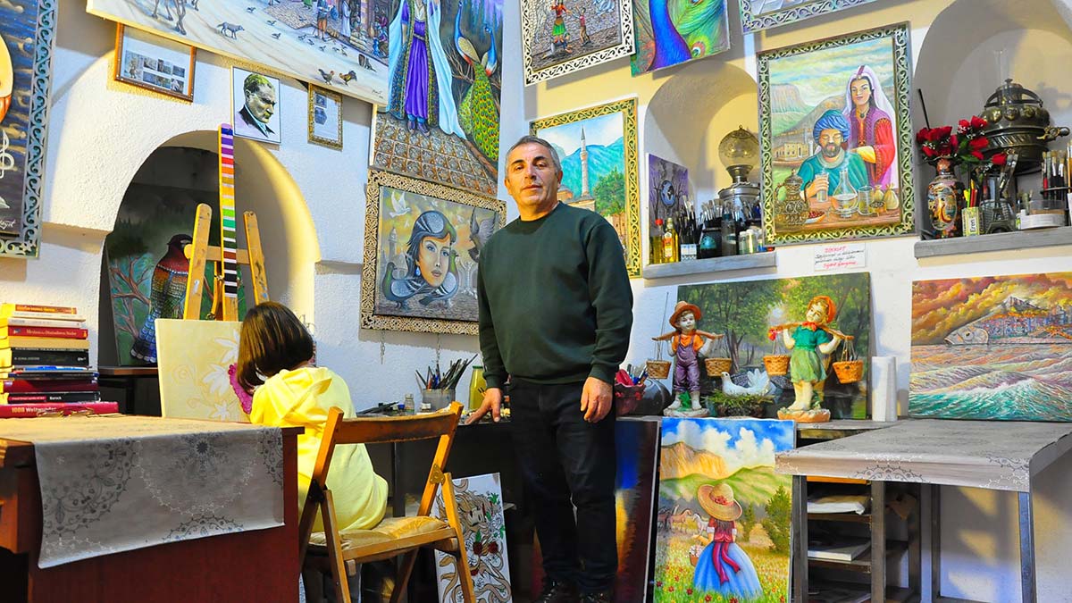 Emekli polis öğrencilere resim dersi vermeye başladı