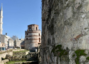 1800 yıllık kale duvarı, bahçe duvarı oldu