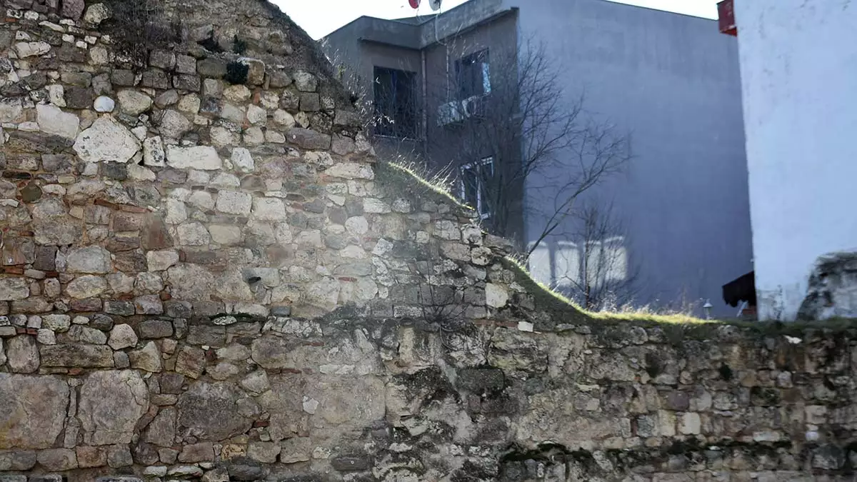 Edirne'de roma döneminden kalma 1800 yıllık kale duvarı, evlerin temelleri ile bahçe duvarlarını oluşturuyor.